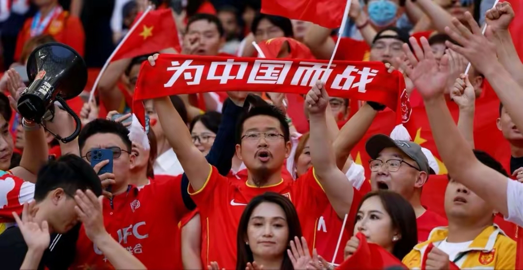中国足球队士气高涨，准备迎接下一场挑战的简单介绍