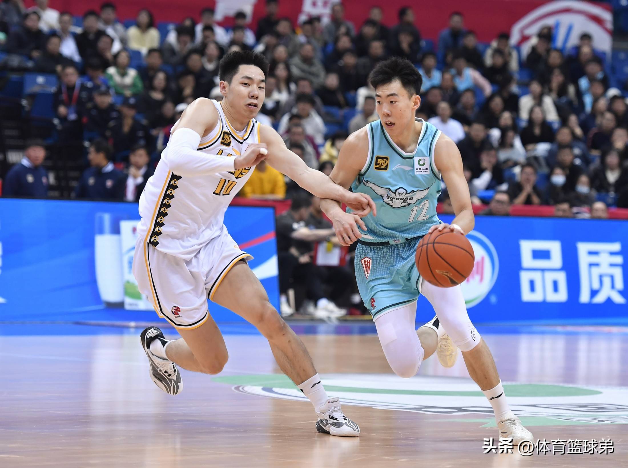 篮球明星因表现突出获赞誉，成为球队核心的简单介绍